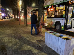 Справлявшего нужду мужчину застукали прямо у остановки в центре Воронеже