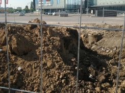 Мусор и куча земли: что осталось от остановки у воронежского ТЦ