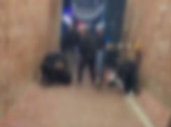 Добивали ногами: жестокое избиение на фейсконтроле попало на видео в Воронеже (18+)