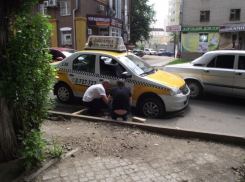 В Воронеже на улице Куколкина такси провалилось под асфальт (ФОТО)