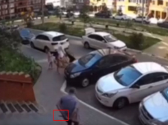 Воронежцы сообщили о мужчине с ножом, который гнался за кем-то по двору ЖК