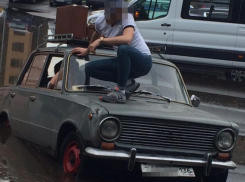 «Копейку» превратили в доску для серфинга в Воронеже