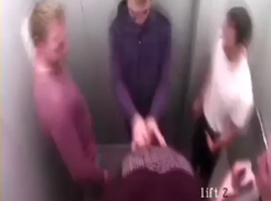 Голова мужчины дважды атаковала стенку лифта в Воронеже 