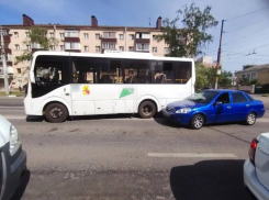 16-летний самокатчик врезался в маршрутку и устроил ДТП на Ленинском проспекте Воронежа
