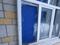 Двое мужчин подорвали петардами окно гимназии на левом берегу Воронежа