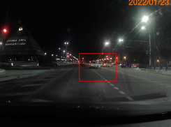 Дрифт на «классике» у оживлённого кольца на памятнике Славы попал на видео в Воронеже