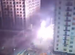 Воронежцы сообщили о странных вспышках во дворе