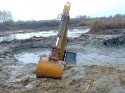 Экскаватор утонул в грязи при расчистке реки под Воронежем 