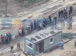 Силовики устроили рейд по мигрантам на стройке воронежского ЖК