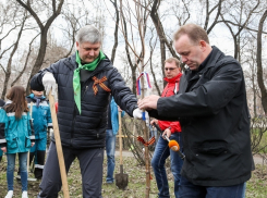Александр Гусев и Юрий Бавыкин вместе поработали на субботнике 