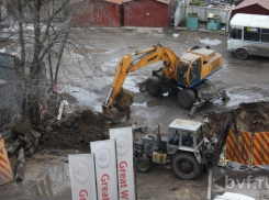 В Воронеже на Набережной Авиастроителей ПАЗик провалился в яму