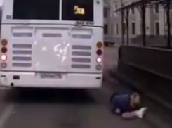 На видео сняли, как водитель автобуса сбивает женщину и уезжает в Воронеже