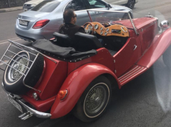 Изящный ретро кабриолет прокатился по октябрьскому Воронежу