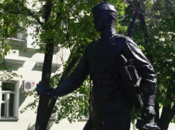 Первый в мире памятник военному почтальону установили в Воронеже