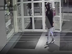 Изобретательное ограбление банкомата в ТЦ попало на видео в Воронеже