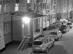 Чудом выжил: опубликовано видео падения воронежца на козырёк дома