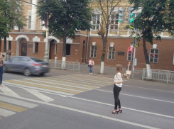 Воронежцев возмутили девицы, делающие селфи посреди проезжей части