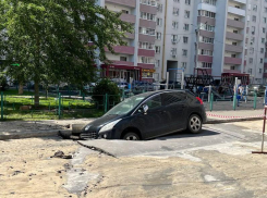 Машина провалилась под землю посреди двора в воронежском ЖК