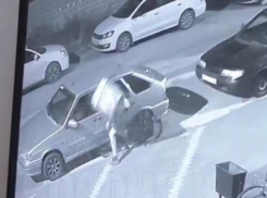 Курьер смачно впечатался в легковушку в Воронеже