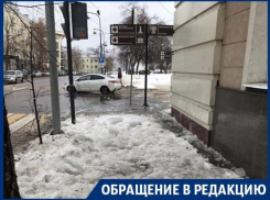 Ледяной обстрел тротуара устроили в центре Воронежа