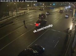 Нерадивый пешеход подставил водителя под штраф в Воронеже