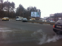 В Воронеже на кольце Антонова-Овсеенко иномарка протаранила дорожное ограждение