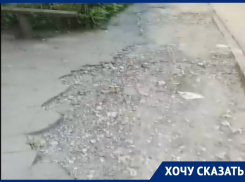 «Ходить просто нереально!»: воронежцы показали, во что машины превратили тротуар  