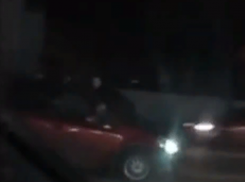  Пассажира прокатили на капоте авто в ночном воронежском микрорайоне 