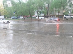 Обильный дождь щедро затопил улицы Воронежа в праздник