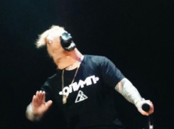 На концерте Тимати выступил в маске лошади и перепутал Воронеж с Волгоградом