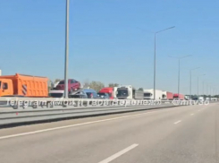 Громадная пробка на левобережной окружной дороге продолжает испытывать воронежцев