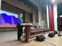 Очарованный  «фашисткой шляпой» Юрий Мишанков снова избран главой Россошанского района