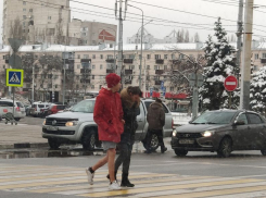 По заснеженному Воронежу разгуливал парень с голыми ногами