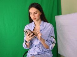 Почему Вика вместо работы залипла в телефоне