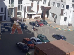 Тело ребенка нашли под окнами многоэтажки в Воронеже 