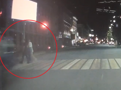 Мегаопасное лихачество байкера на одном колесе сняли в центре Воронежа