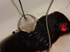 Черная вода вырвалась на свободу из кранов в Воронежской области