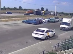 Опасный предмет приземлился на стекло автомобиля в Воронеже