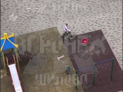 Подлый “запуск” самоката на детской площадке возмутил воронежцев – публиковано видео