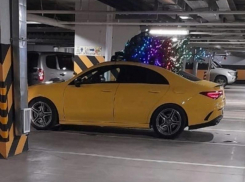 Канареечный Mercedes с новогодним багажом поднял настроение воронежцам 