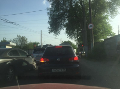 Сломанный светофор на ж/д-переезде в Воронеже спровоцировал глухую пробку