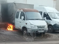 Видео горящего грузовика около многоэтажного дома опубликовали воронежцы