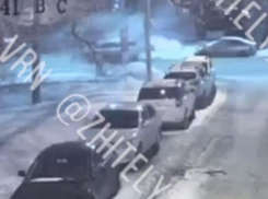 Появилось видео, как Mercedes-Benz снёс на большой скорости пять машин в Воронеже