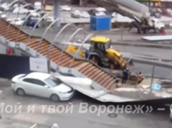 Металлический забор упал на машины возле нового надземного перехода в Воронеже