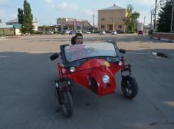 23-летний инвалид ездит по трассе на самодельном скутере в Воронежской области