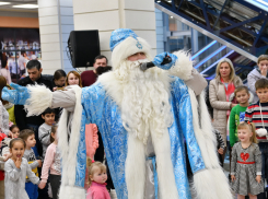 Мечты должны сбываться: Дед Мороз дарит подарки в свой день рождения