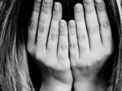 В Воронежской области женщина развращала 15-летнего подростка, который потом изнасиловал ее дочь