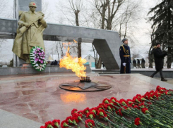 Вечный огонь вновь загорелся на братской могиле №10 в Воронеже