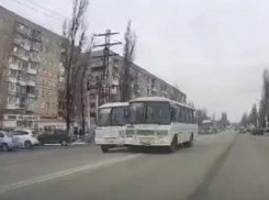 Гонка маршрутчиков попала на камеру в Воронеже