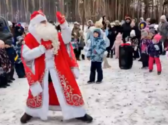 Отжигающего не по-детски Деда Мороза показали в Воронеже 